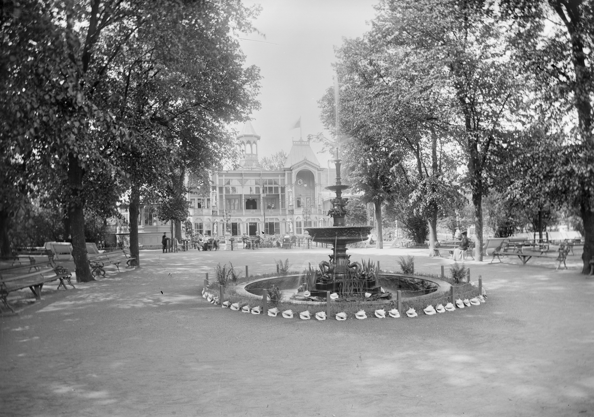 Henri Osti's Fotografiateliér, Fountain in the City Garden outside the restaurant Flustern, Uppsala 1906