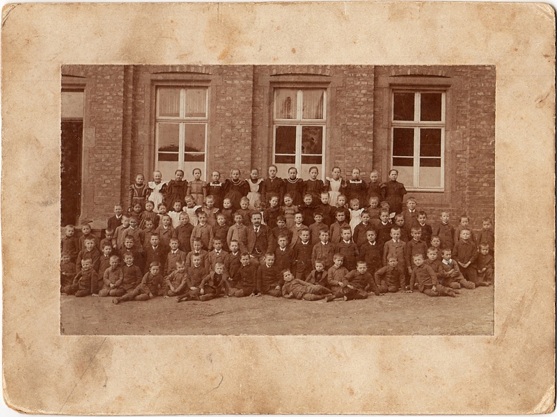 Unknown artist, Klassenfoto kath. Volksschule Bodendorf 1909