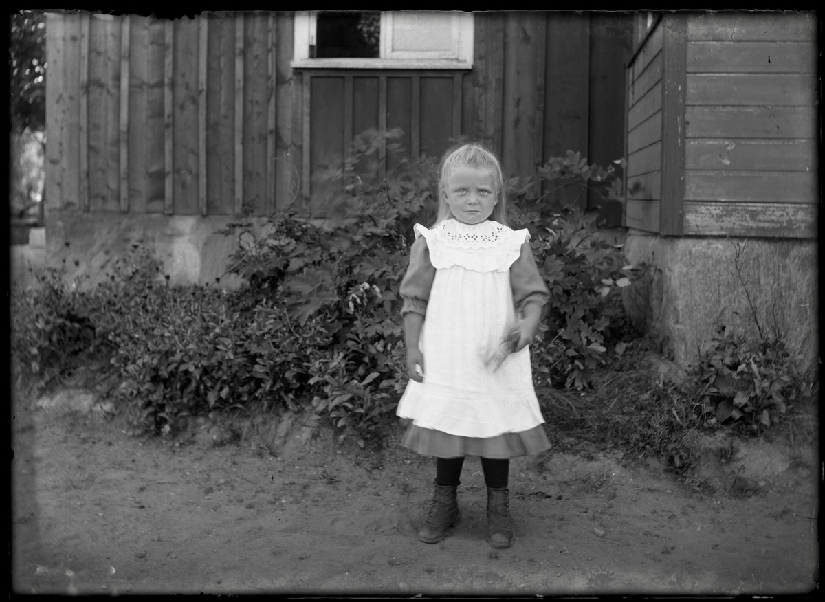 Gustaf Andersson, Flicka iklädd förkläde
