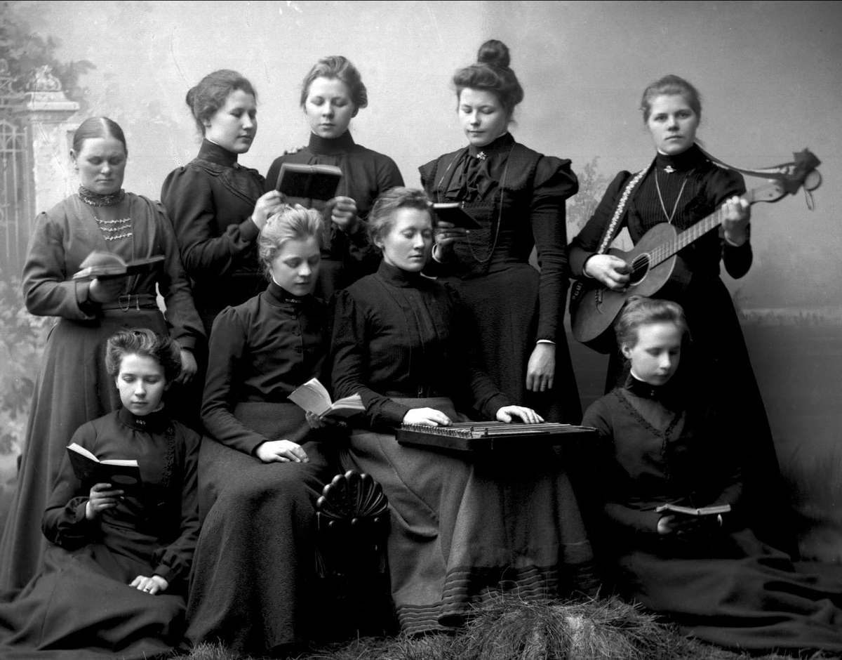Gustav Borgen, Gruppeportrett. Ni kvinner spiller gitar og zither og synger. Louisenberg.