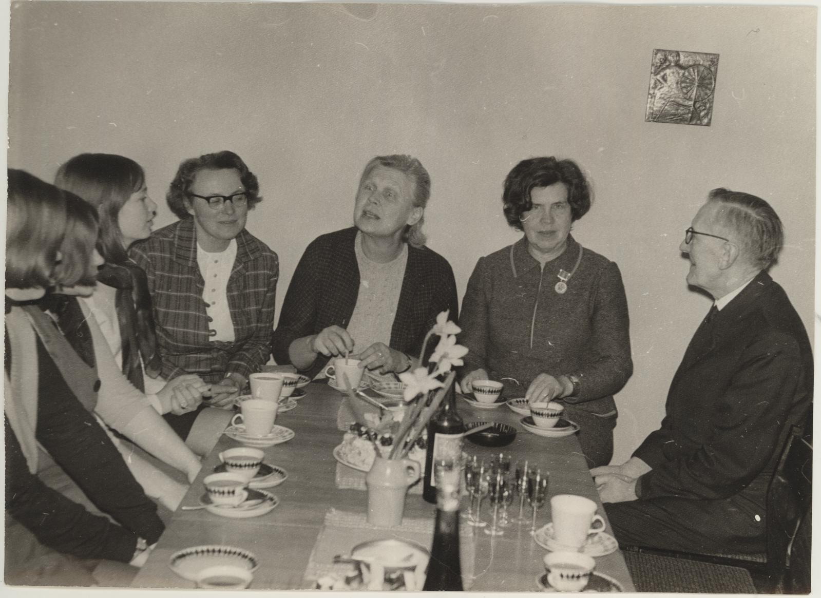 Virve (kujutatu) Hinnov, Festive coffee drinking on the occasion of the 100th anniversary of V.J.Lenin, 17.04.1970.