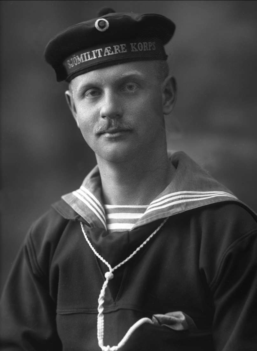 Gustav Borgen, Portrett, matrosuniform, lue med Sjømilitære korps. Tore Appelløf.
