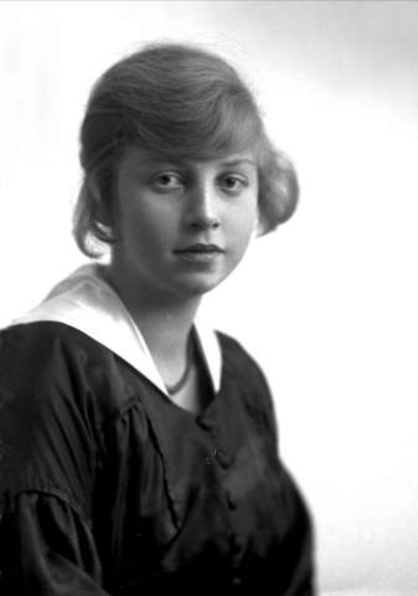 Gustav Borgen, Portrett, ung kvinne mørk kjole. Bergliot Olsen.