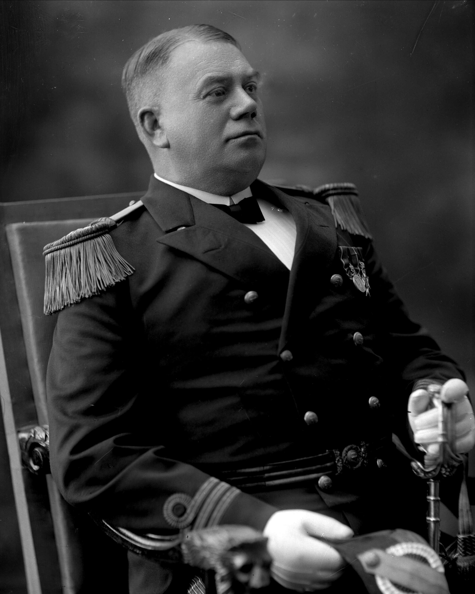 Gustav Borgen, Portrett, kommandør Lund i uniform som kapteinløytnant, marineuniform