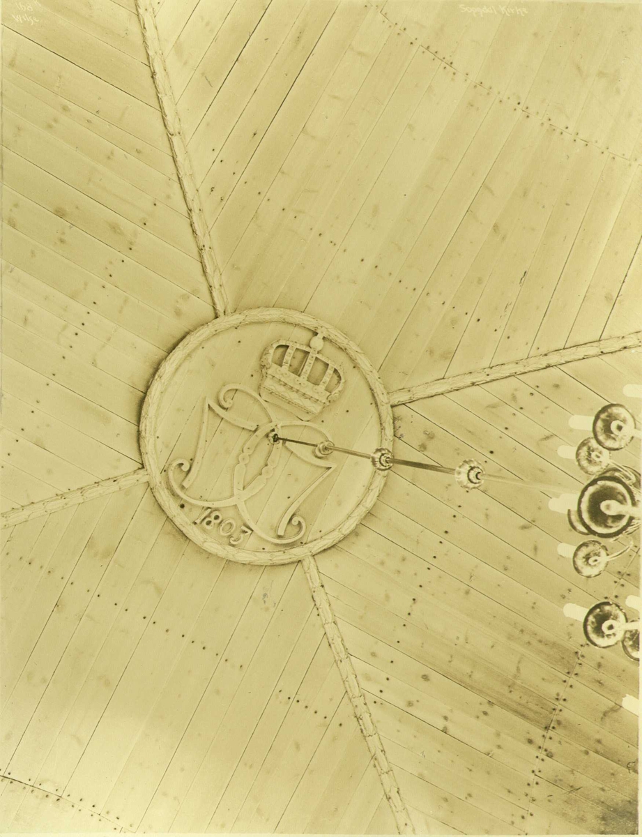 Anders Beer Wilse, Takrosett med Christian 7.'s monogram datert 1803, Sokndal kirke, Sokndal, Rogaland. Fotografert 1912.