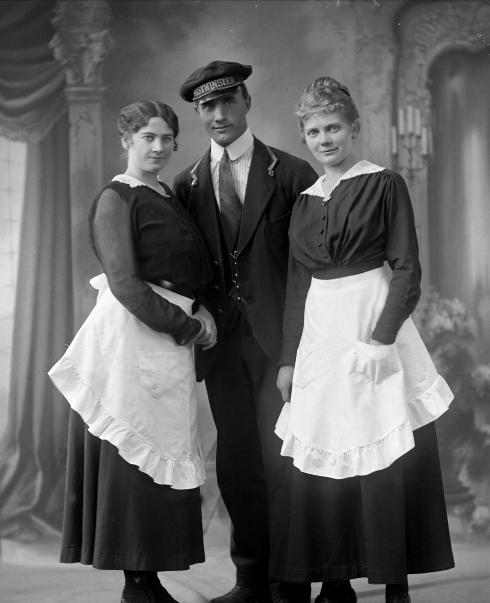 Gustav Borgen, Gruppeportrett, tjenestefolk. Mannen har lue påskrevet Westminster. Hotell Westminster lå på Karl Johansgate, Oslo.
