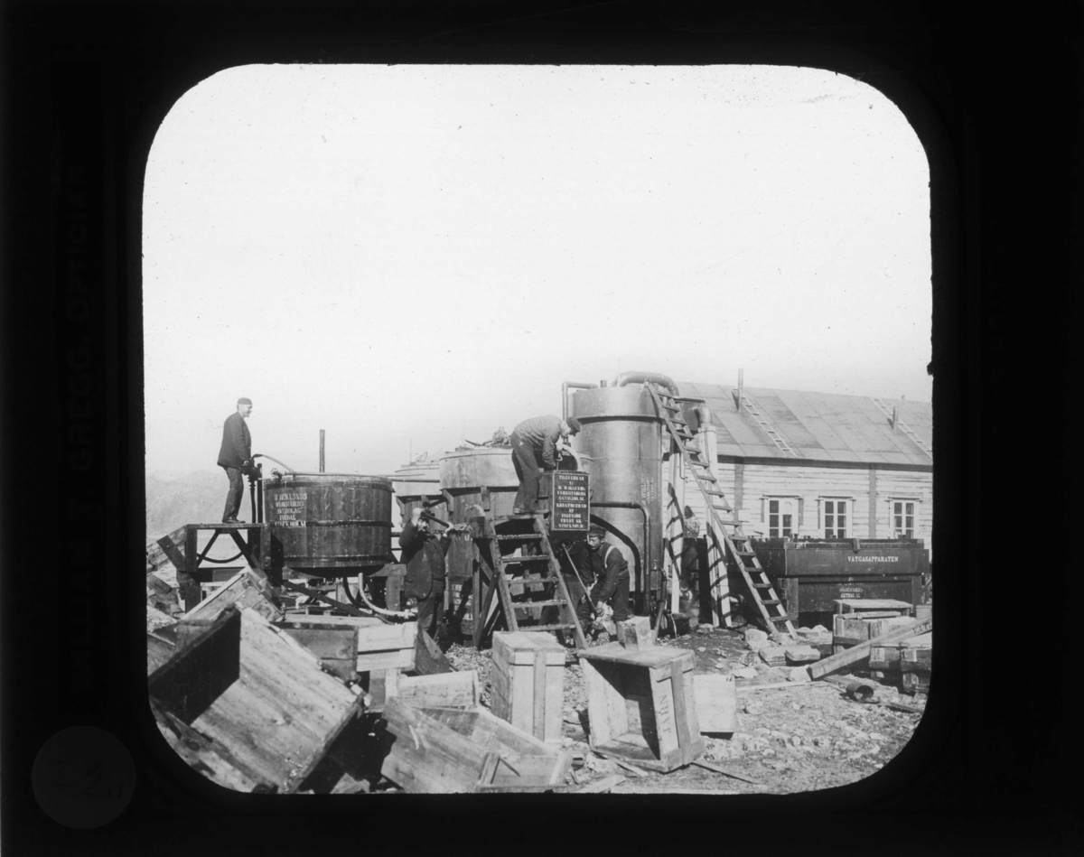 Nils Strindberg, Hydrogen production at Danskön, 1896. Axel Stake on the left.
