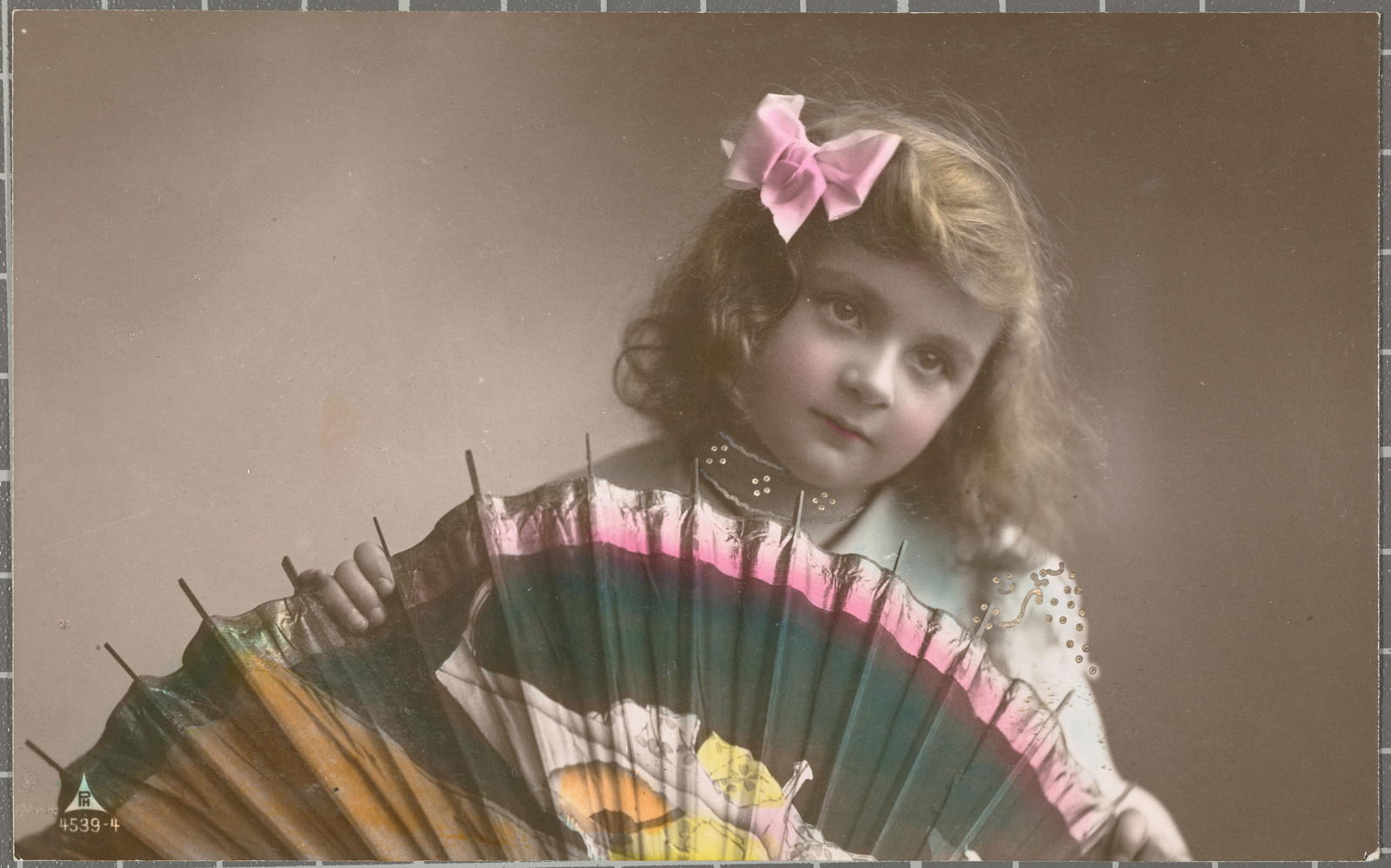 Desconegut, [A girl’s studio portrait]