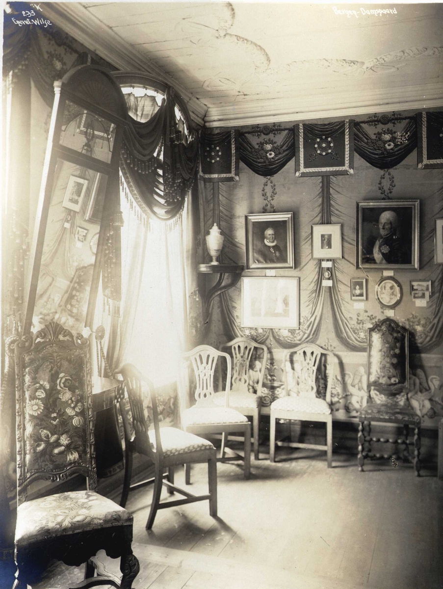 Anders Beer Wilse, Stuens interiør, Damsgård hovedgård, Bergen, Hordaland. Fotografert 1912.