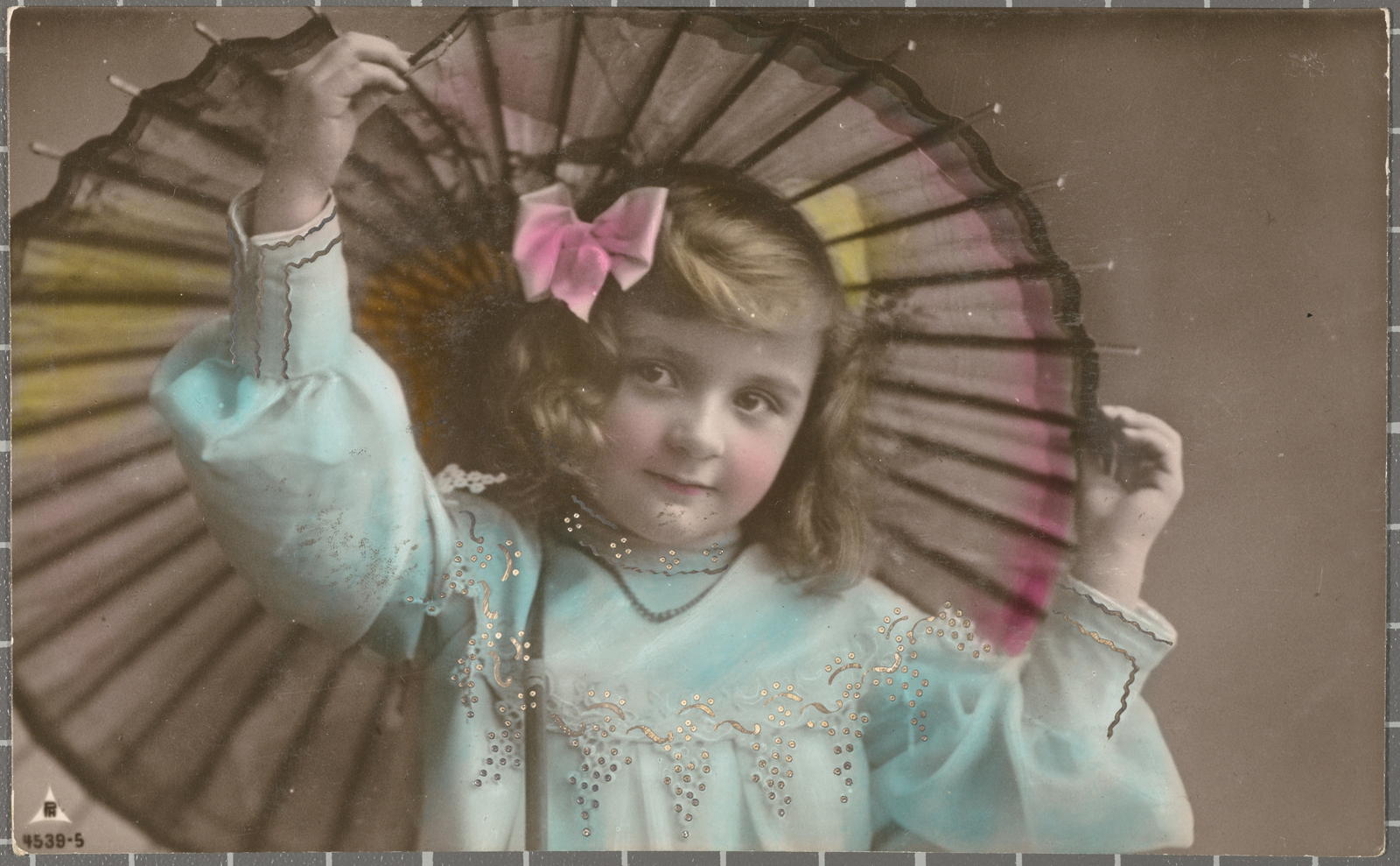 Desconegut, [A girl’s studio portrait]