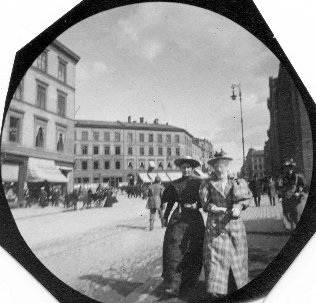 Fredrik Carl Mülertz Størmer, Frk. Holst og frk. Kildahl spaserer langs Karl Johans gate, Oslo, ved Stortinget.