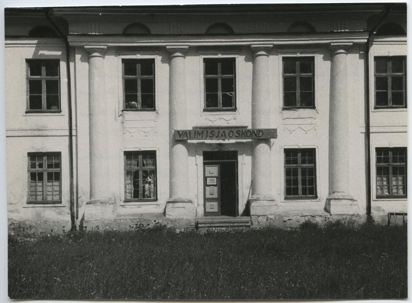 Eduard (associate) Wiiralt, I lennu aktiivi ekskursioon Eduard Viiraltiga seotud paikadesse 12. juunil 1966. Endise Varangu mõisa hoone Järvamaal.