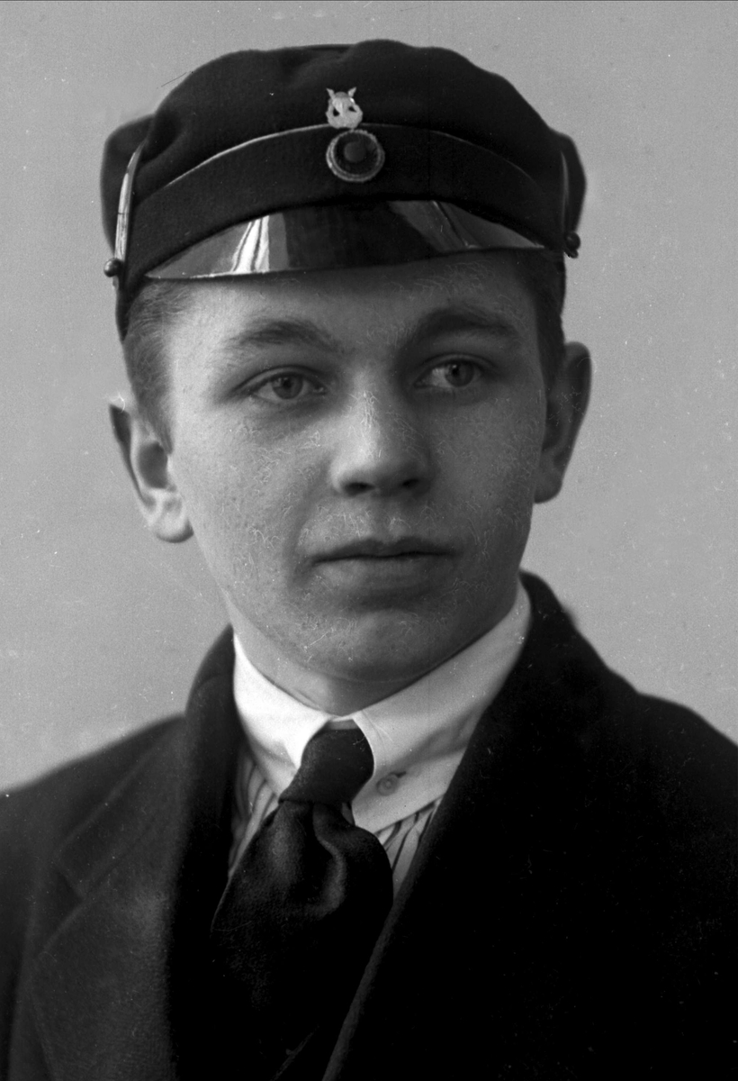 Gustav Borgen, Portrett, mann med studentlue. Knut Knutsen.