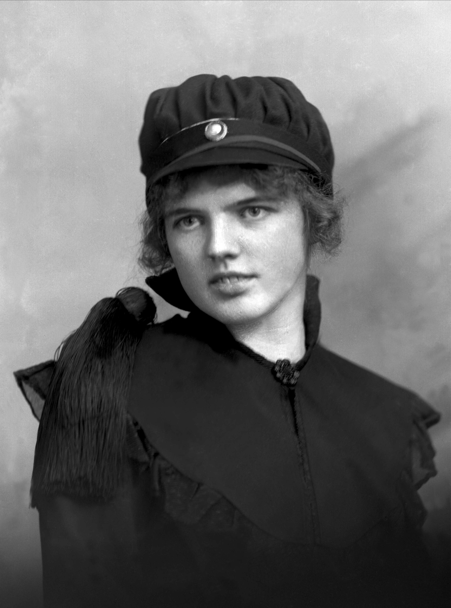 Gustav Borgen, Portrett, kvinne med studentlue. Astrid Søgnen.