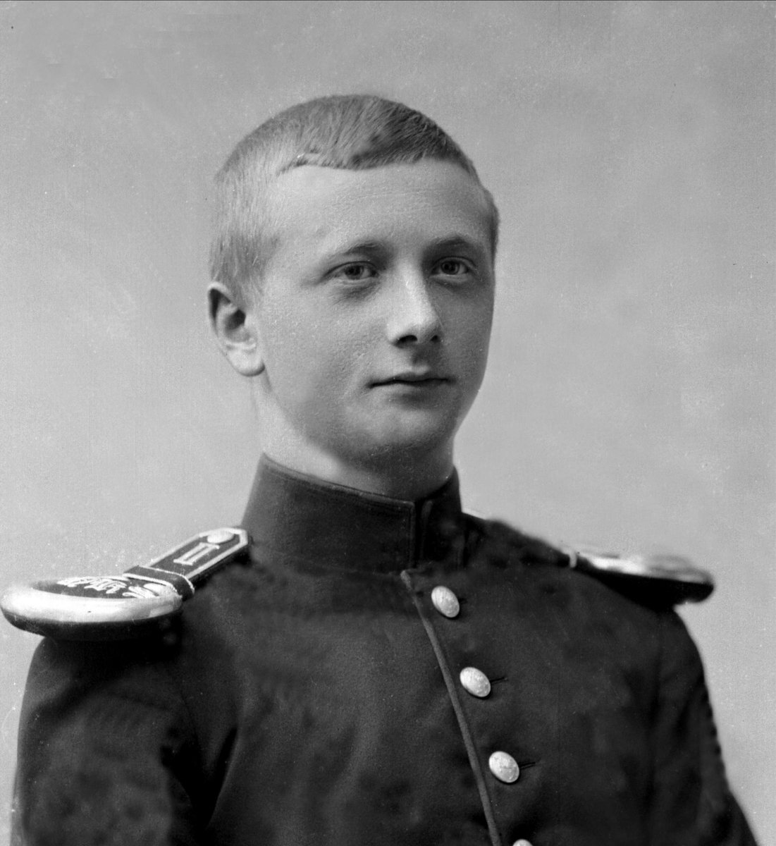 Gustav Borgen, Portrett, mann i kadettuniform.