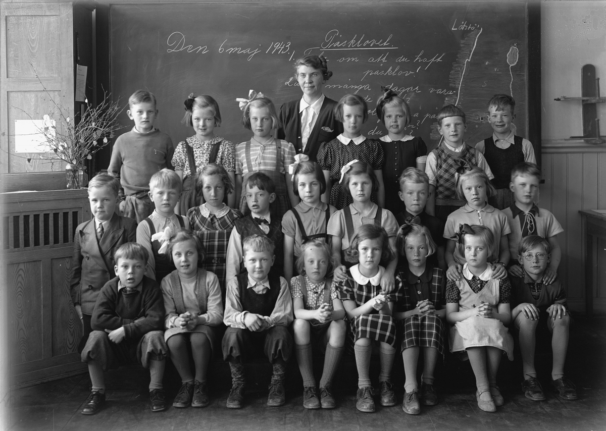 Samuel Lindskog, Nikolaiskolan, klassrumsinteriör, 24 skolbarn med lärarinna fröken Märta Sahlin. Klass 2, sal 1.