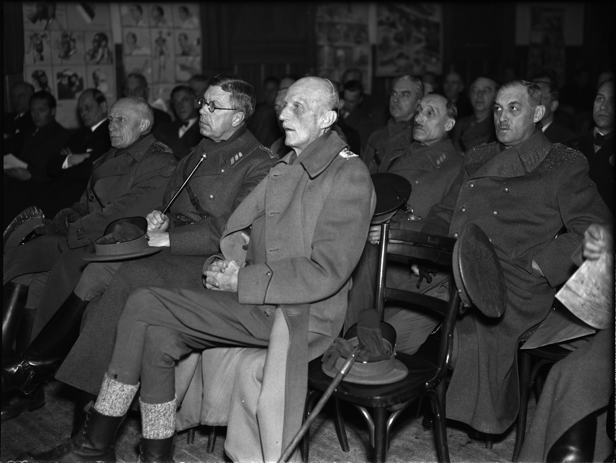 Paul Sandberg, "Luftskyddsövningen utomordentligt realistisk" - överbefälhavaren Olof Thörnell, kronprins Gustav Adolf, prins Carl, general Cederschiöld och försvarsstabschefen, general Bredberg får information på Slottskällan, Uppsala december 1942