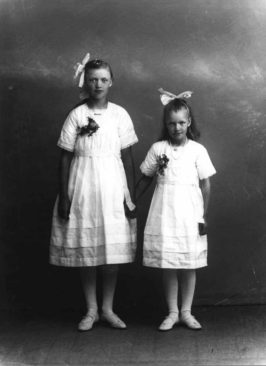 Calla Helena Sundbeck, Flickorna Larsson i Stötarp, Adelöv. Ateljébild.