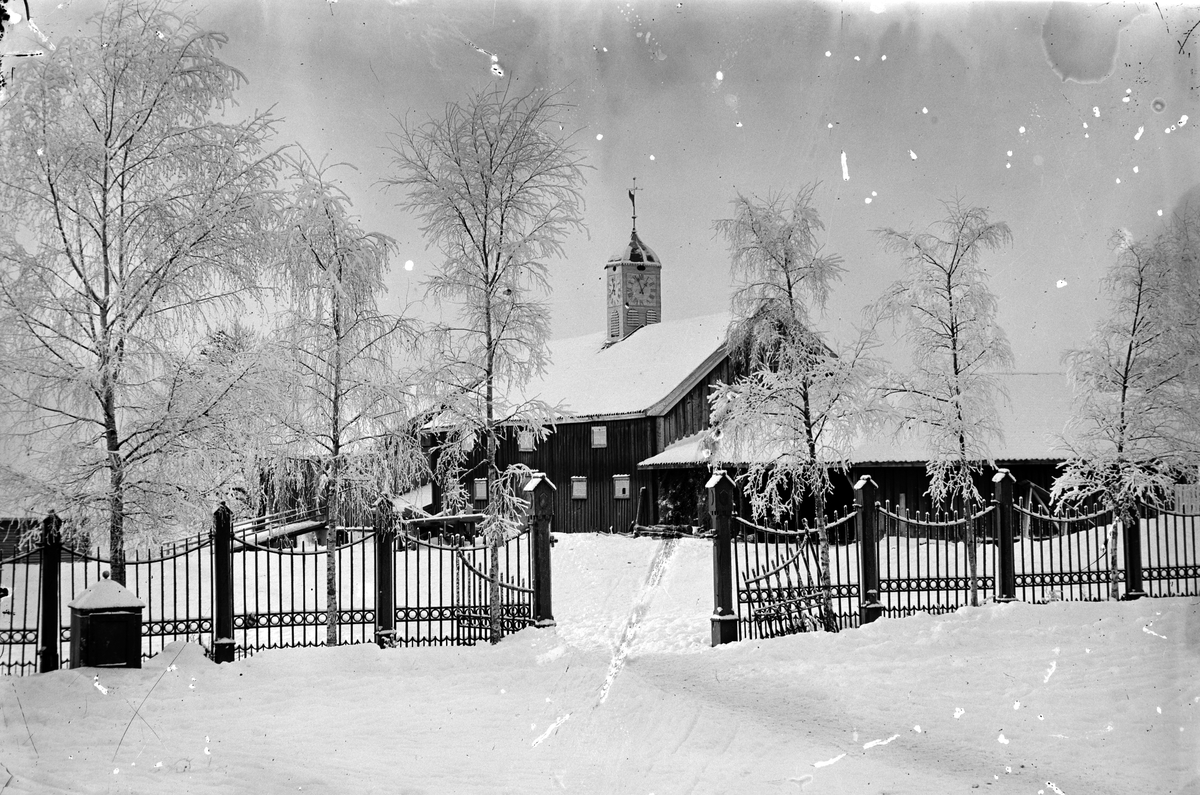 Jacob Tollesen Hoel, Hovinsholm gård, Helgøya i Ringsaker. Stabburet med klokketårn sett fra indre gårdsplass.
