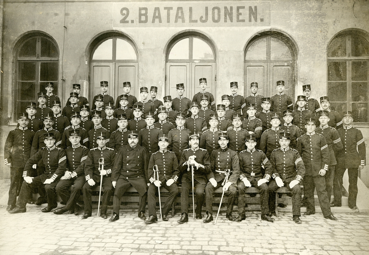 Augusta Josefina Rasmusson, Grupporträtt av officerare vid 2. bataljonens underofficersskola 1902-1903.