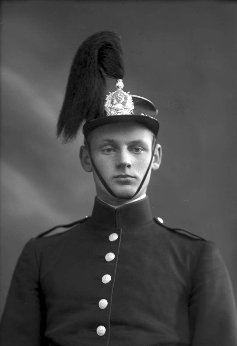 Gustav Borgen, Portrett, mann i kadettuniform. Alv Kjøs.
