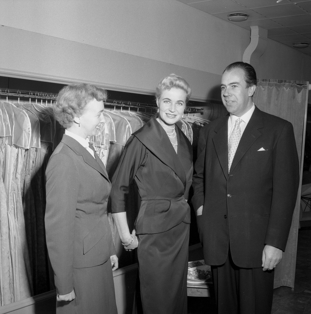 Örebro Kuriren, “Her” opens new business. October 6, 1955.