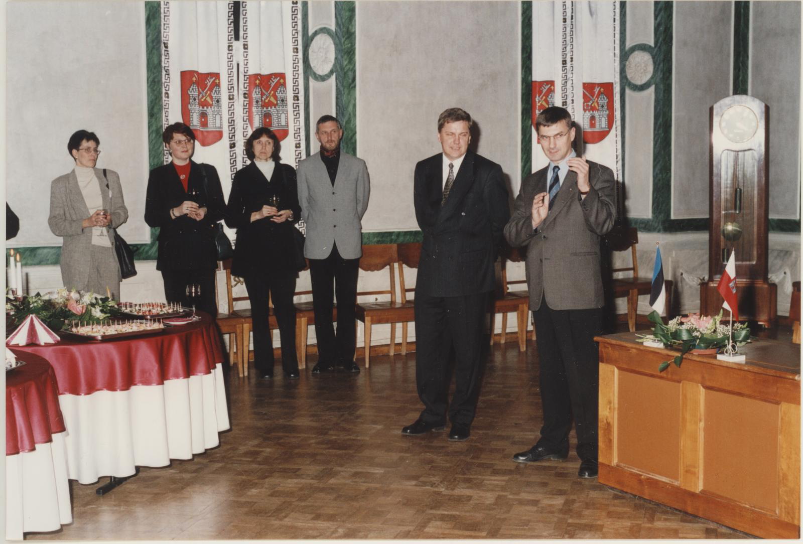 Heiki (depicted) Wreath, Näituse "5+1 meistrit Ühispanga kaartidel" avamine 22.11.2000. Vastuvõtt raekojas panga ja muuseumi esindajatele.