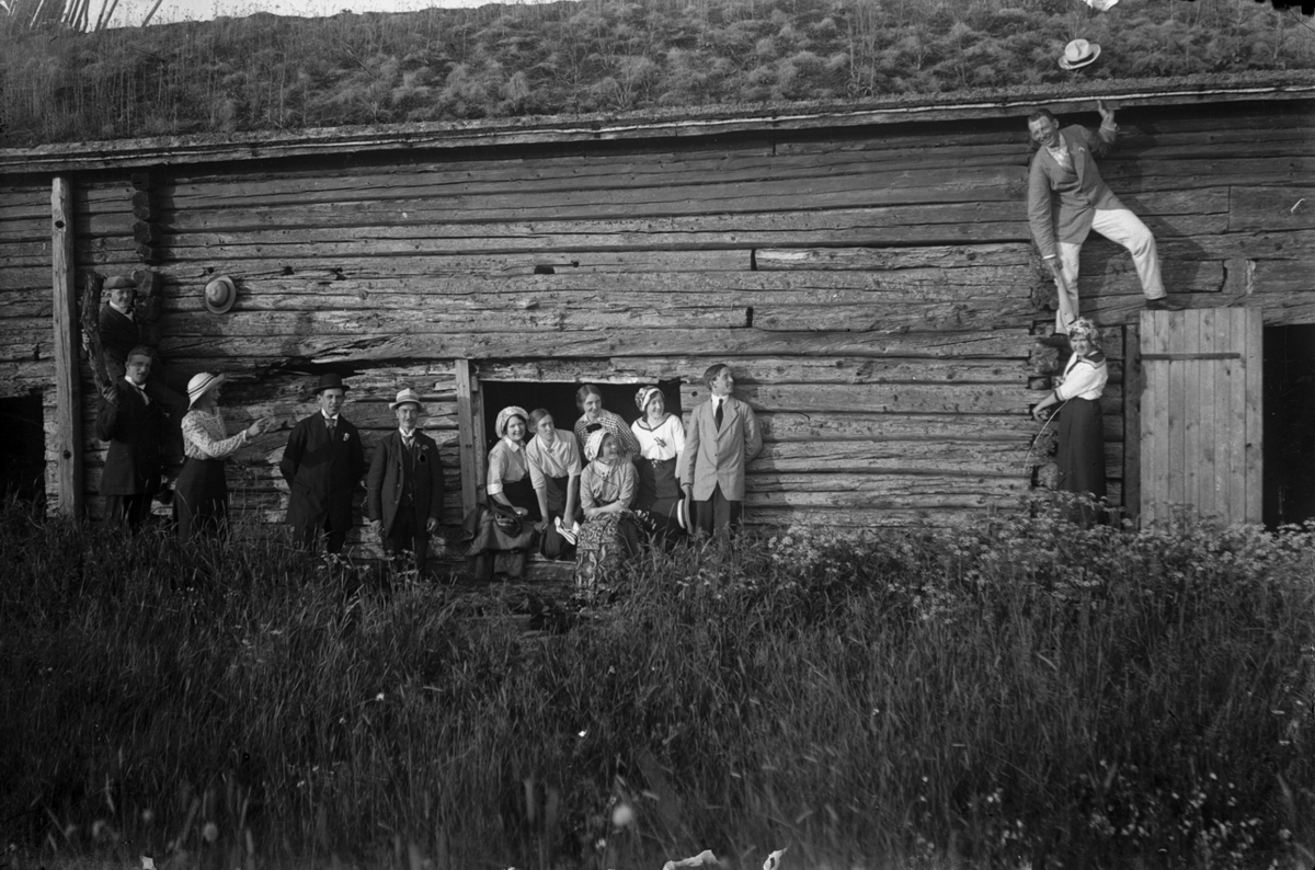 Ester Pettersson, Grupp vid en byggnad. (Några av kvinnorna är givarens fastrar).