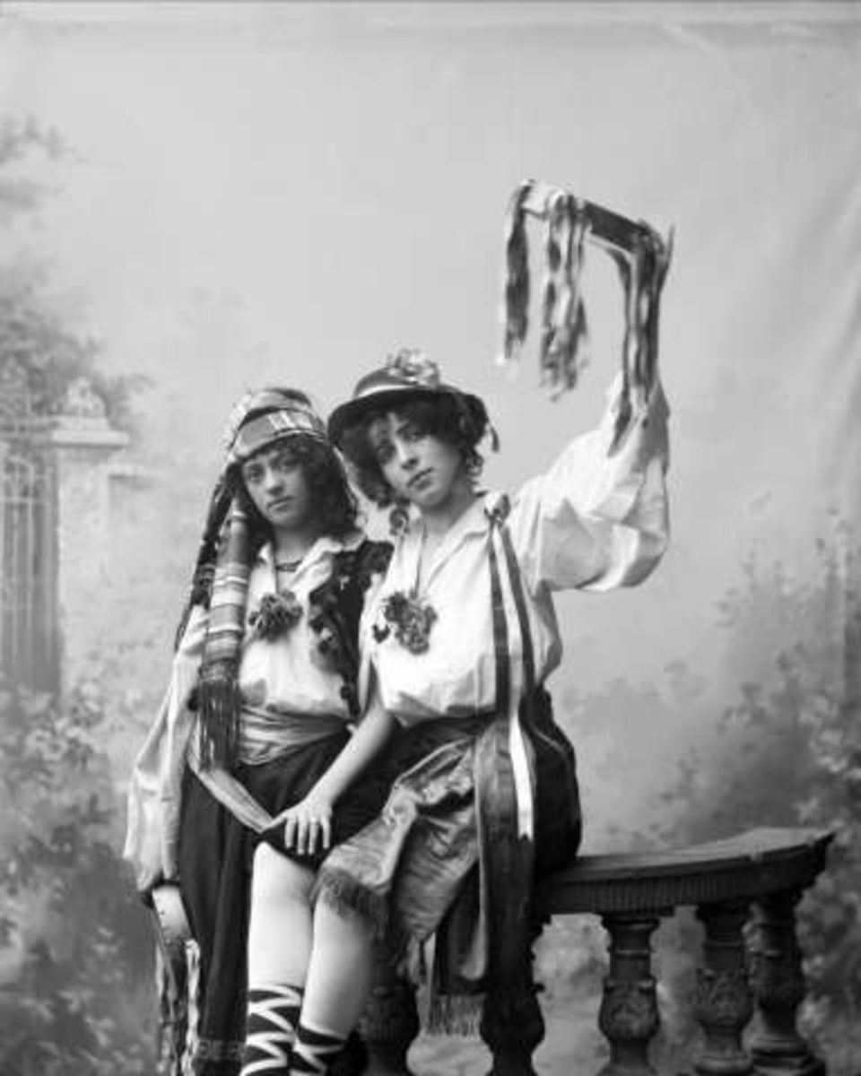 Gustav Borgen, Gruppeportrett, to kvinner. Carlsen og Hirsch. Eldorado.