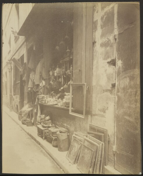 Eugène Atget, Brocanteur, 1 Rue de la Reynie (4)