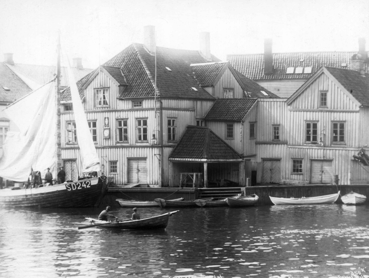 Anders Beer Wilse, Tollboden, Tyholmen, Arendal mot Pollen i forgrunnen.