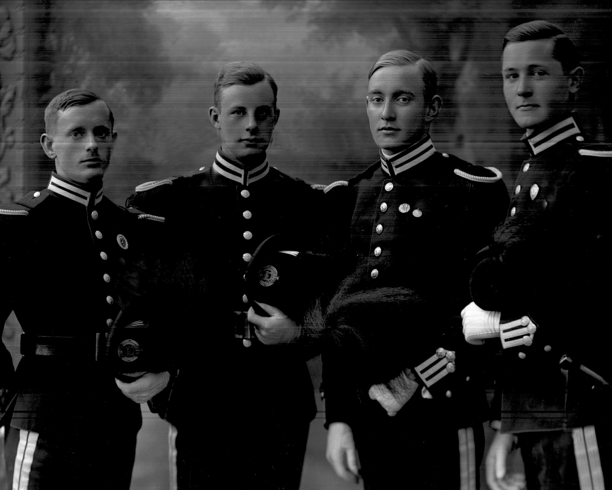 Gustav Borgen, Gruppeportrett, fire gardister i paradeuniform.