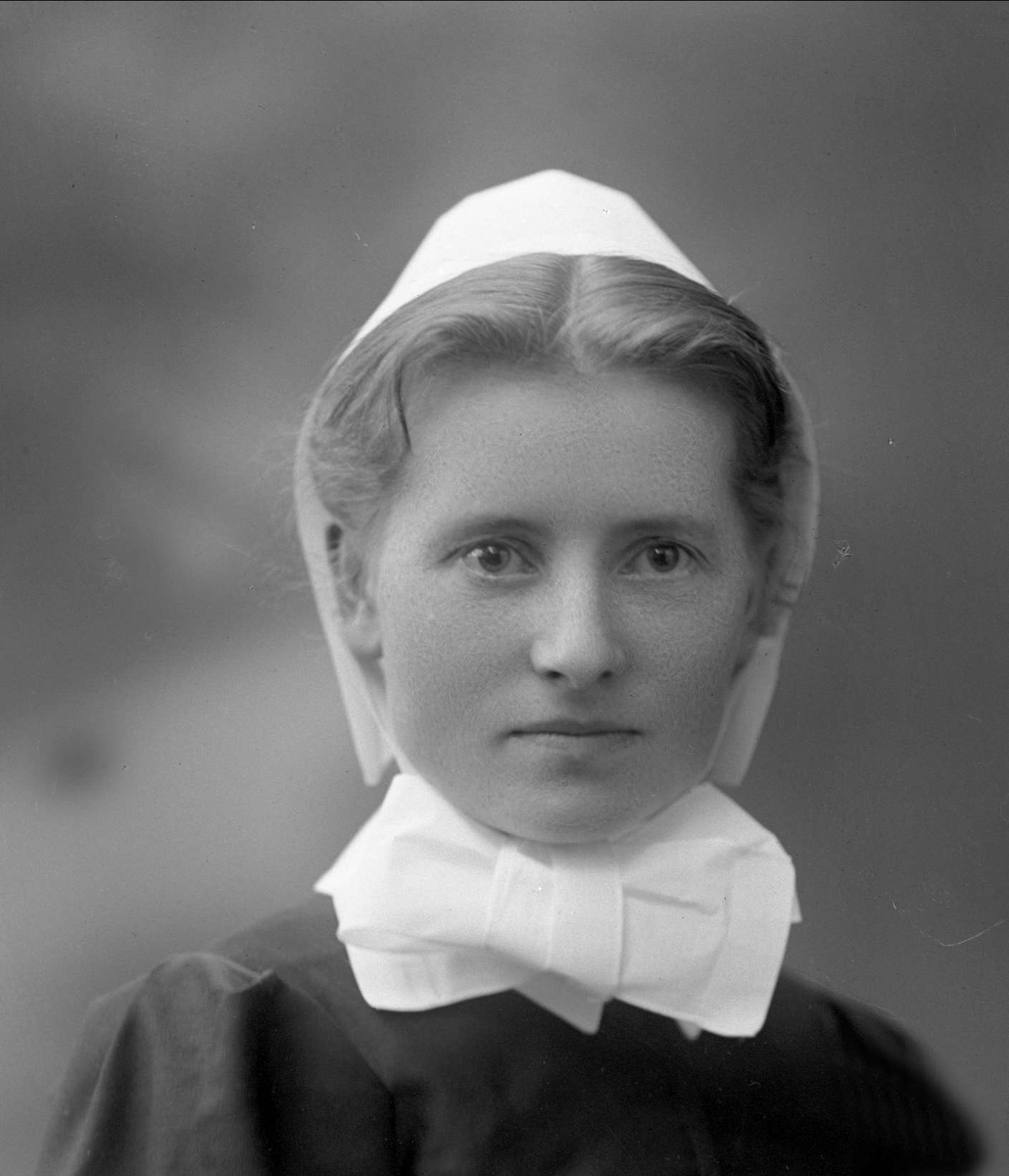 Gustav Borgen, Portrett, sykepleier, Nanna Ravnan.