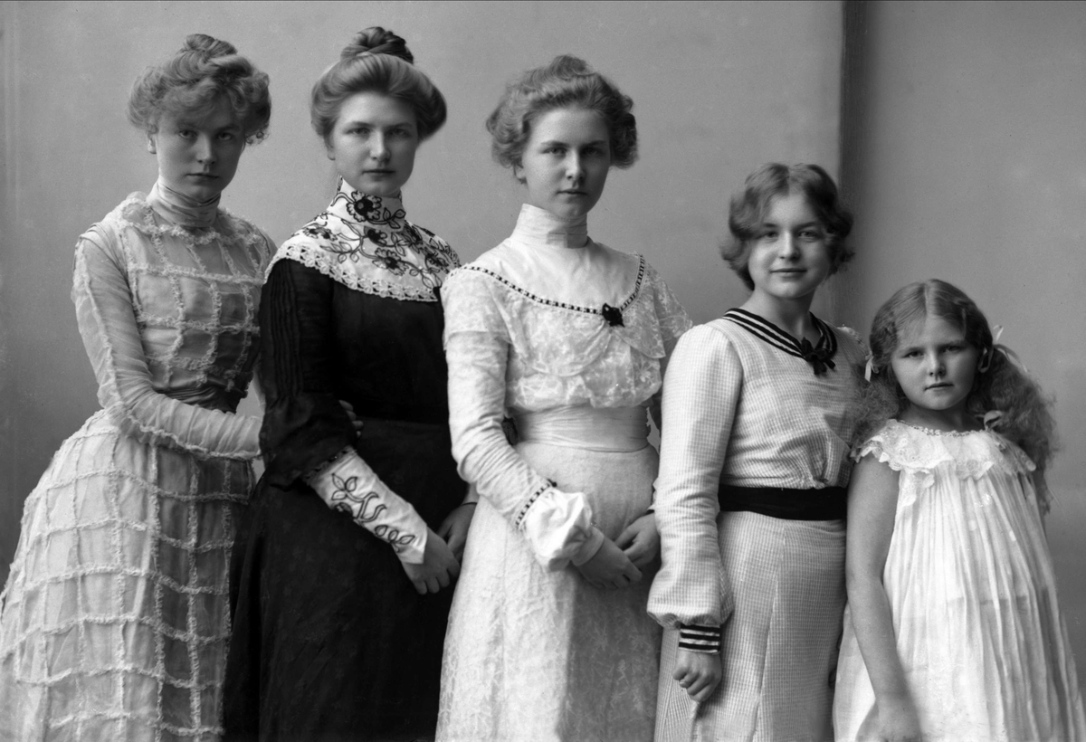 Gustav Borgen, Gruppeportrett, fem jenter. Døtre av bakermester Johannes Nilsen Kirkeby. Ingrid Kirkeby f. 1880, Lilly Kirkeby f. 1881, Borghild Kirkeby f. 1884, Hardis Kirkeby f. 1887 og Sigrid Kirkeby f. 1891.