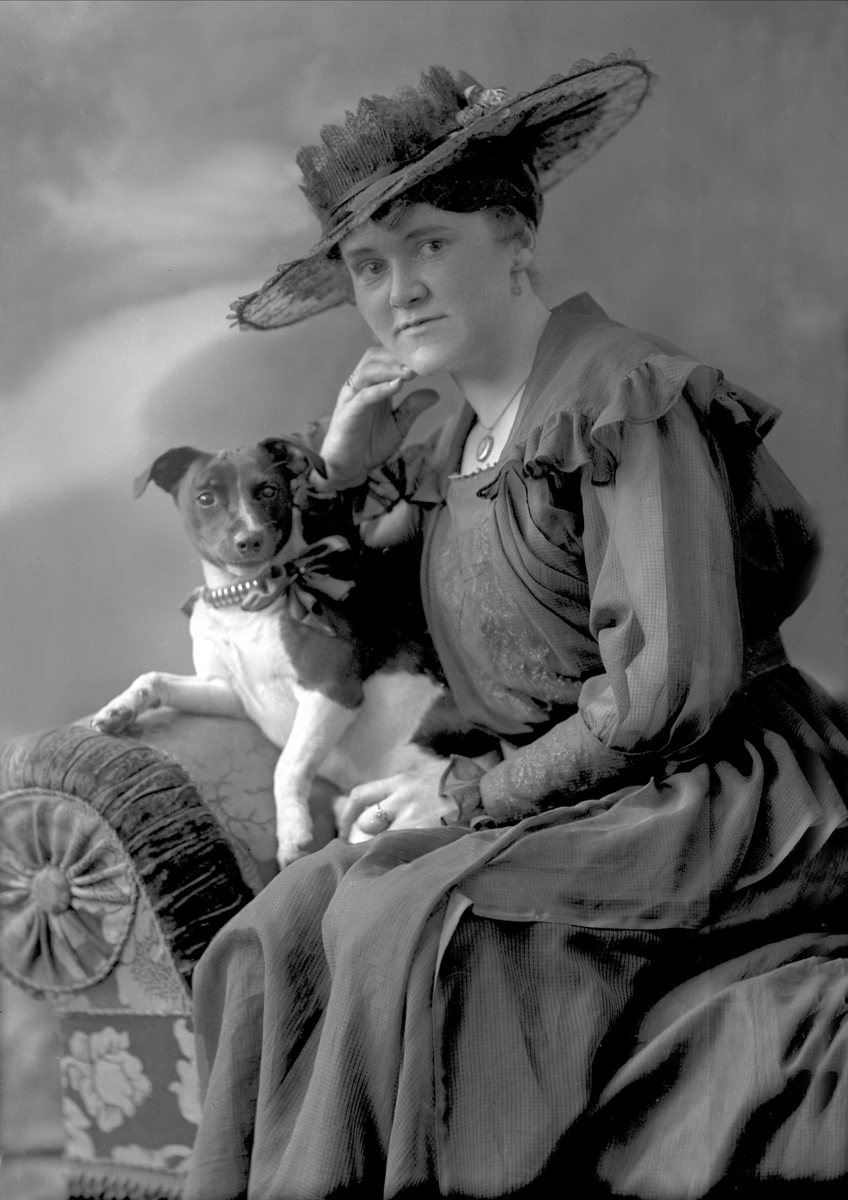 Gustav Borgen, Portrett, kvinne med hatt og hund. Frøken Inga Gundersen.