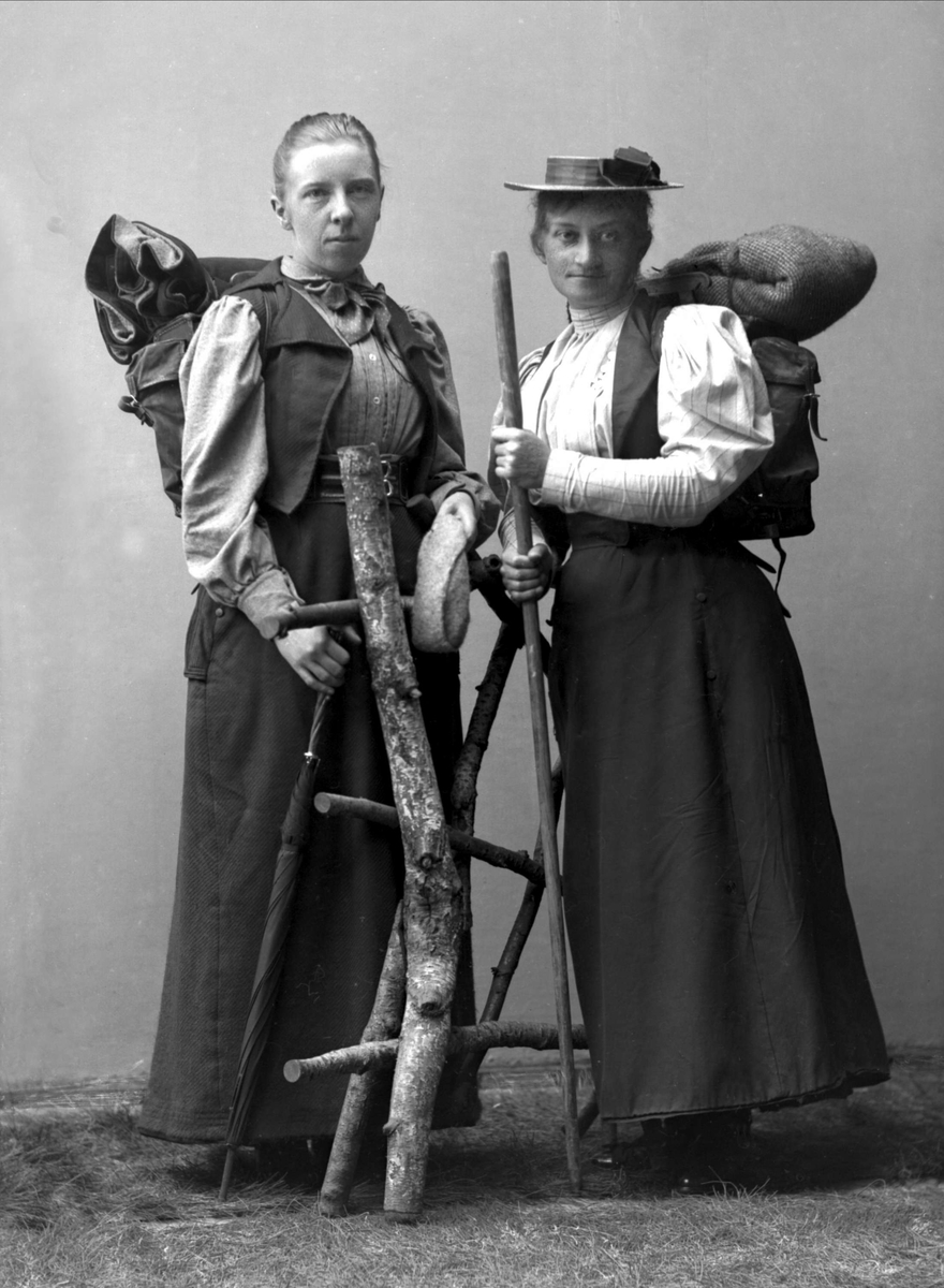 Gustav Borgen, Gruppeportrett, to kvinner i turantrekk.