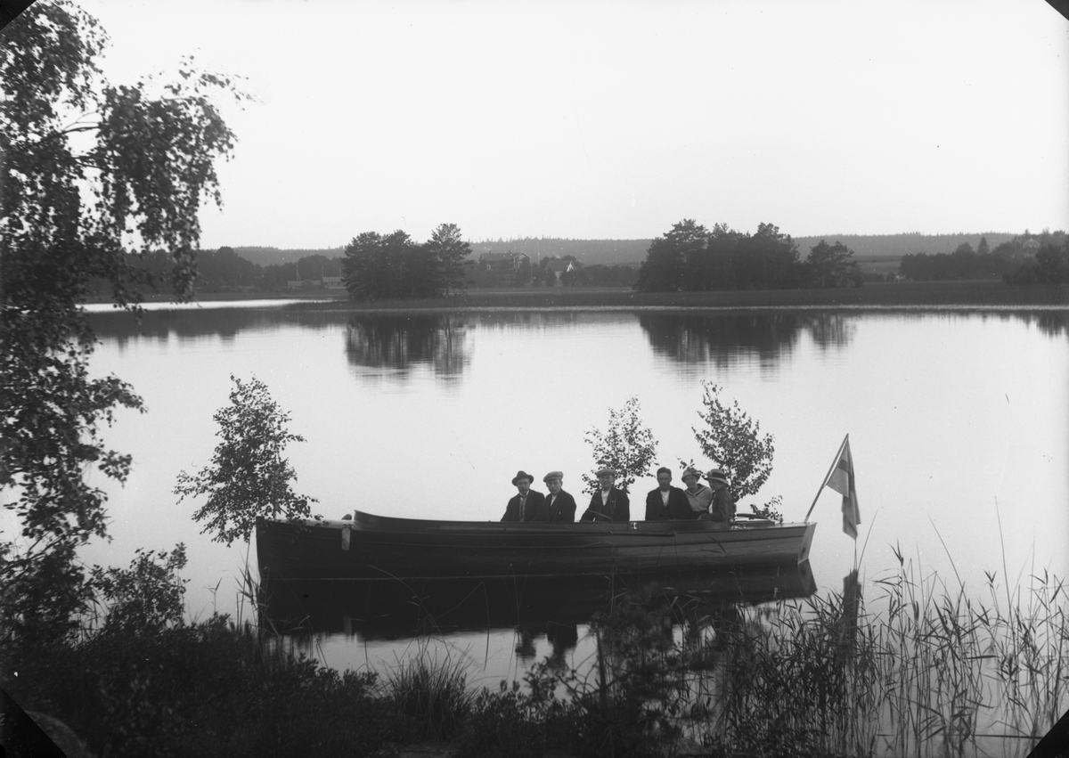 Gustaf Ferdinand Hallberg, Grupp, sex personer i en båt.