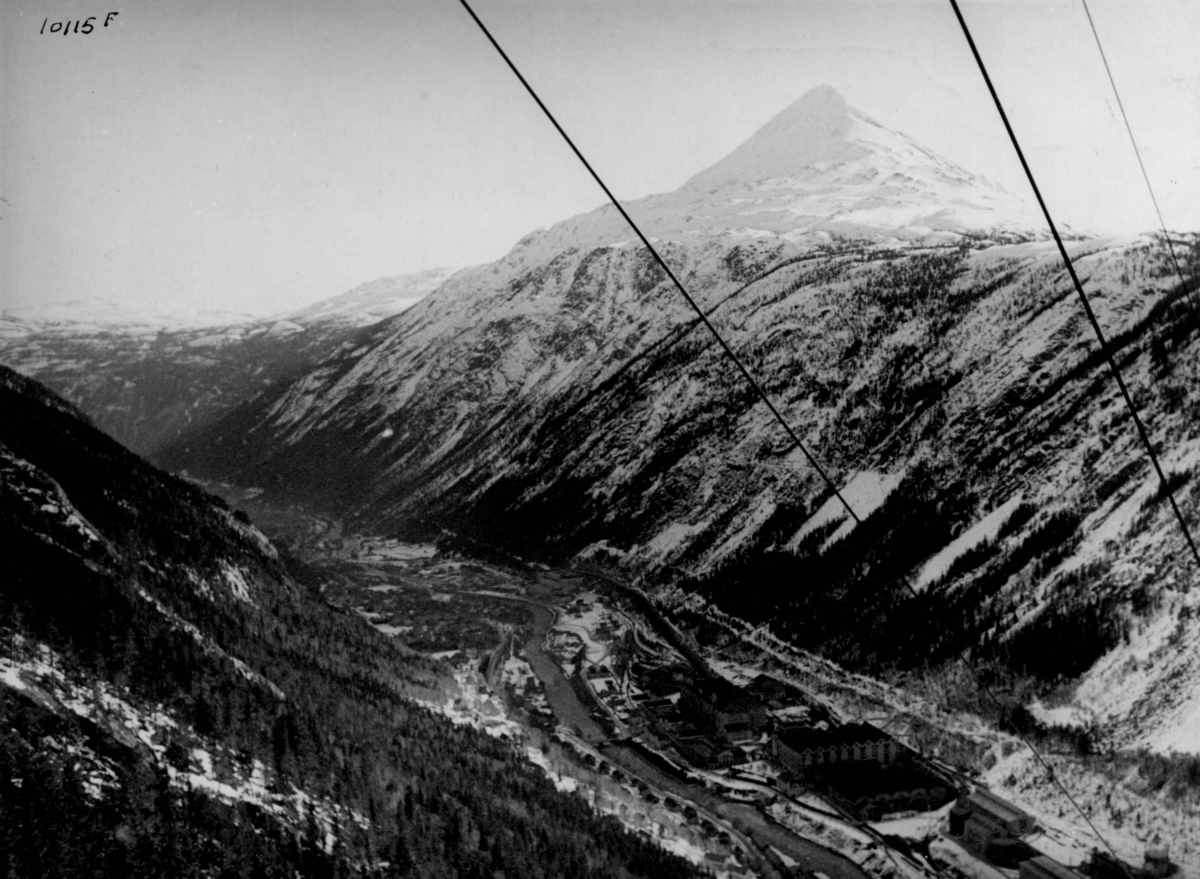 Anders Beer Wilse, Taubane ved Rjukan og Vemork kraftstasjon. Gaustatoppen i bakgrunnen.