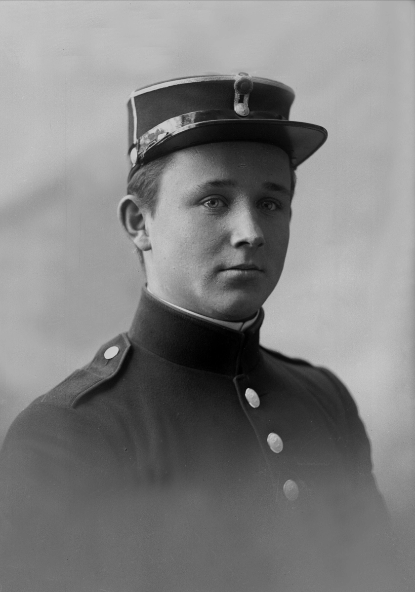 Gustav Borgen, Portrett, mann i kadettuniform.