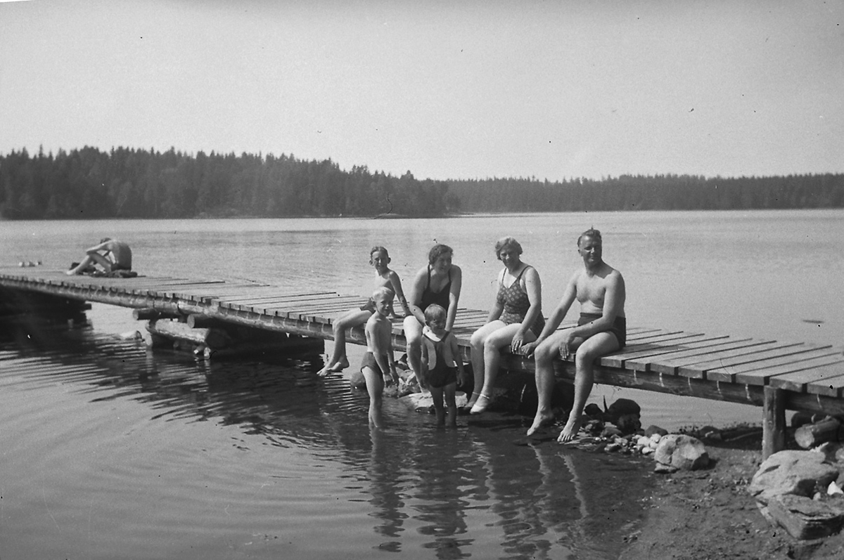 Ester Pettersson, Familjegrupp på badbryggan. Uskavi.