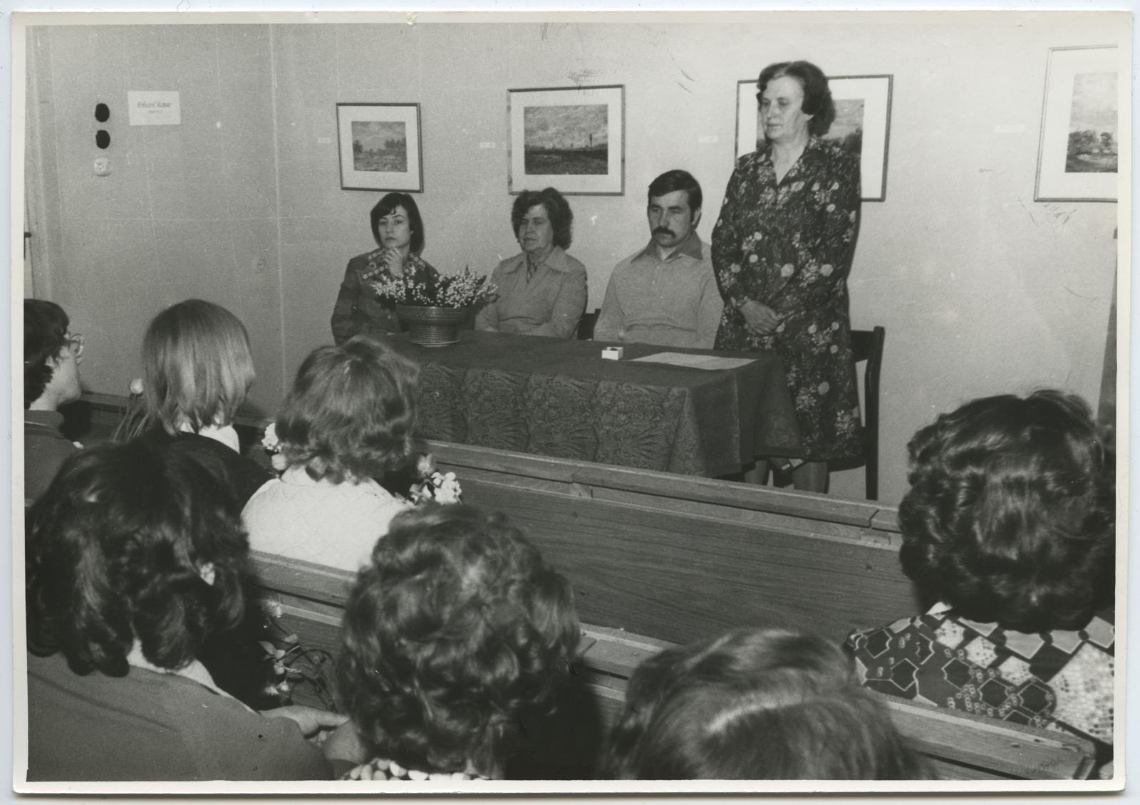 Virve (kujutatu) Hinnov, Rahvaülikooli Jõgeva filiaali lõpetamine 25. mail 1977.