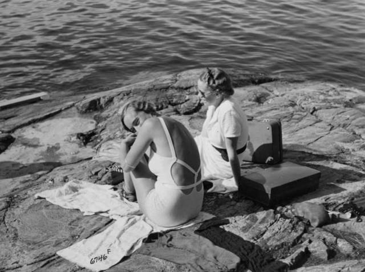 Anders Beer Wilse, Strandliv med badegjester som soler seg på svaberget ved sjøen på Ingierstrand bad utenfor Oslo.