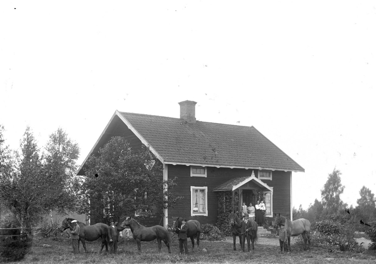 Gustaf Ferdinand Hallberg, Bostadshus, åtta personer, fyra hästar.
