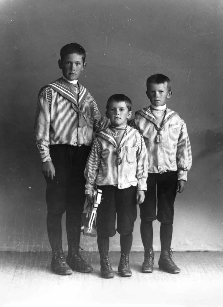 Calla Helena Sundbeck, Barnen Carlsson i Kopparp, i sjömansblus och med leksakshäst: Nils Alvar, Sven samt Gustav