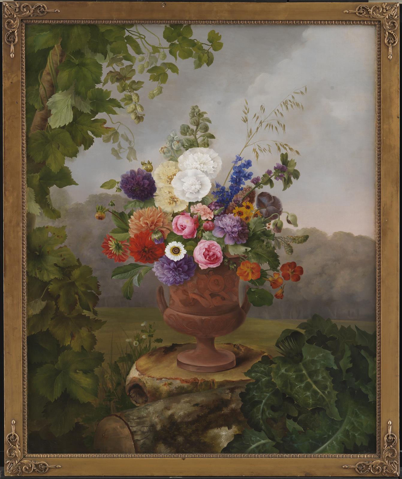 Hermania Neergaard, Vase i græsk stil med blomster, stående på en træstub