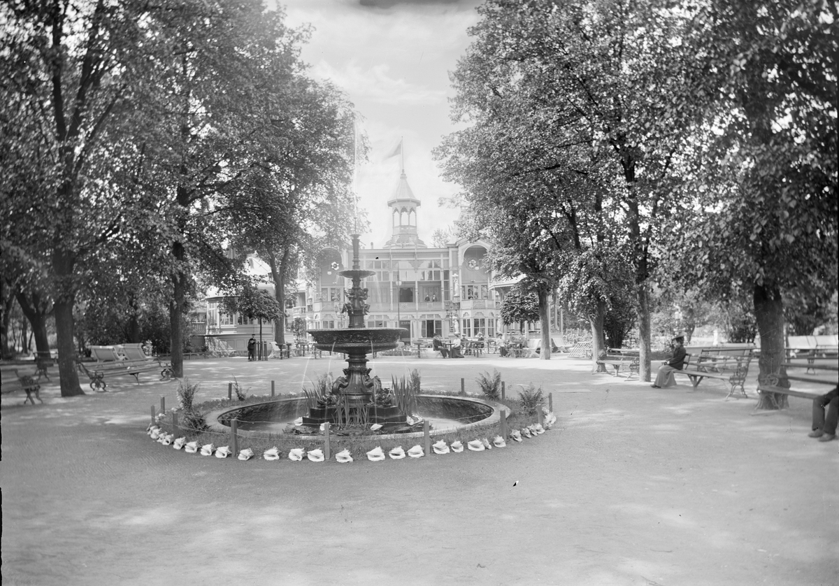 Henri Osti's Fotografiateliér, Fountain in the City Garden outside the restaurant Flustern, Uppsala 1906