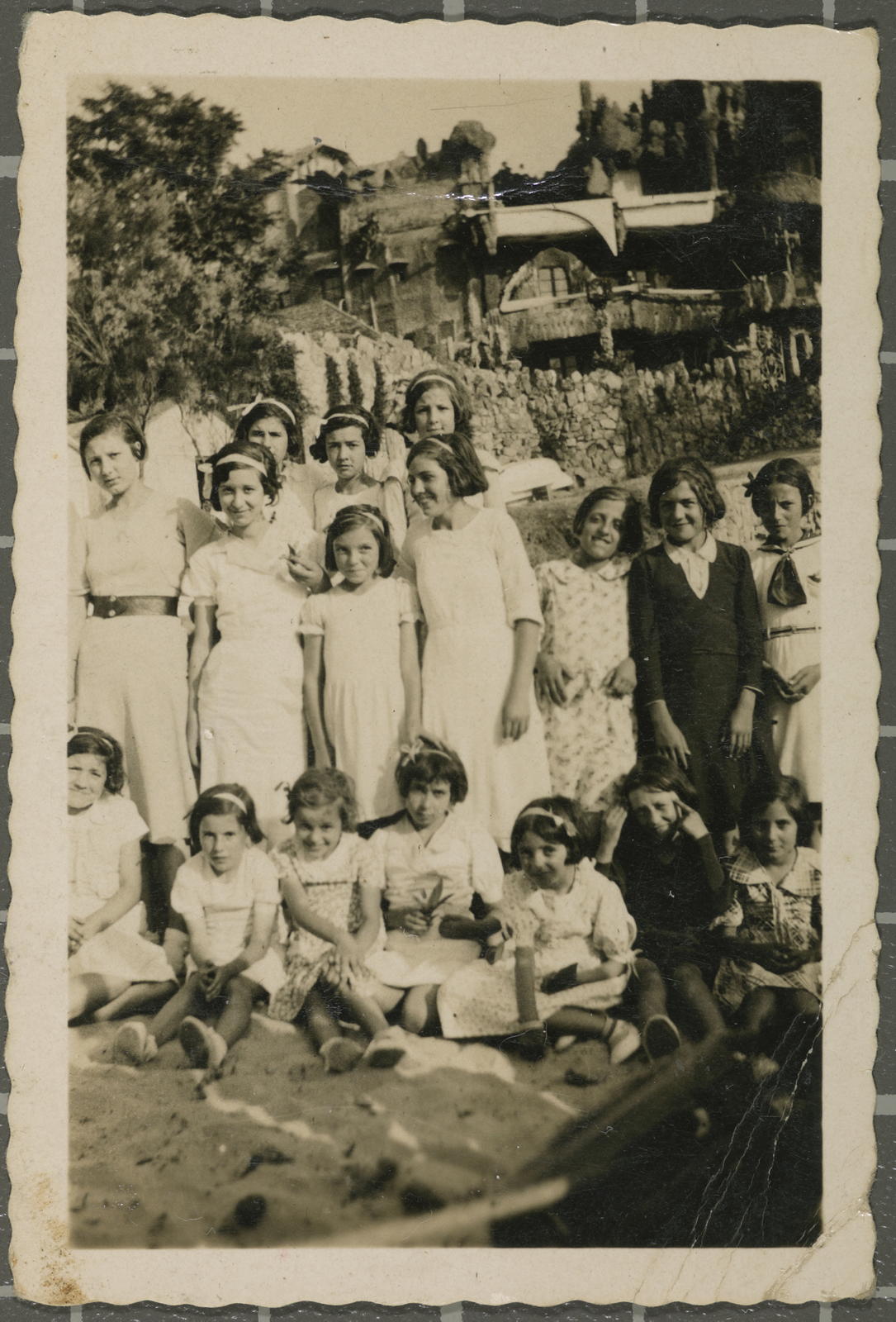 Desconegut, [Portrait of a group of girls in S’ Agaró]