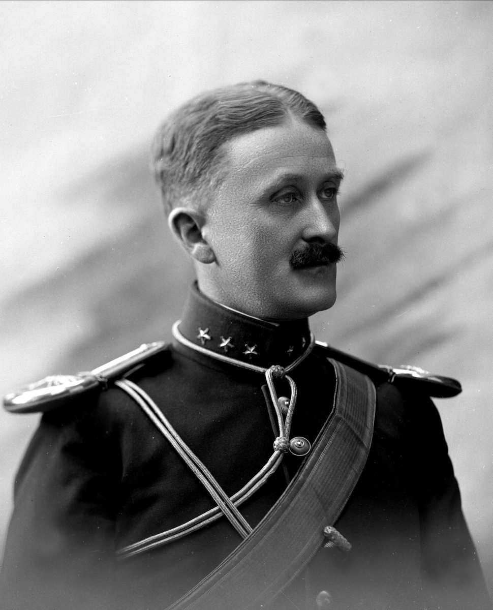 Gustav Borgen, Portrett, Carl Leo Eckbo i uniform som kaptein i artilleriet.