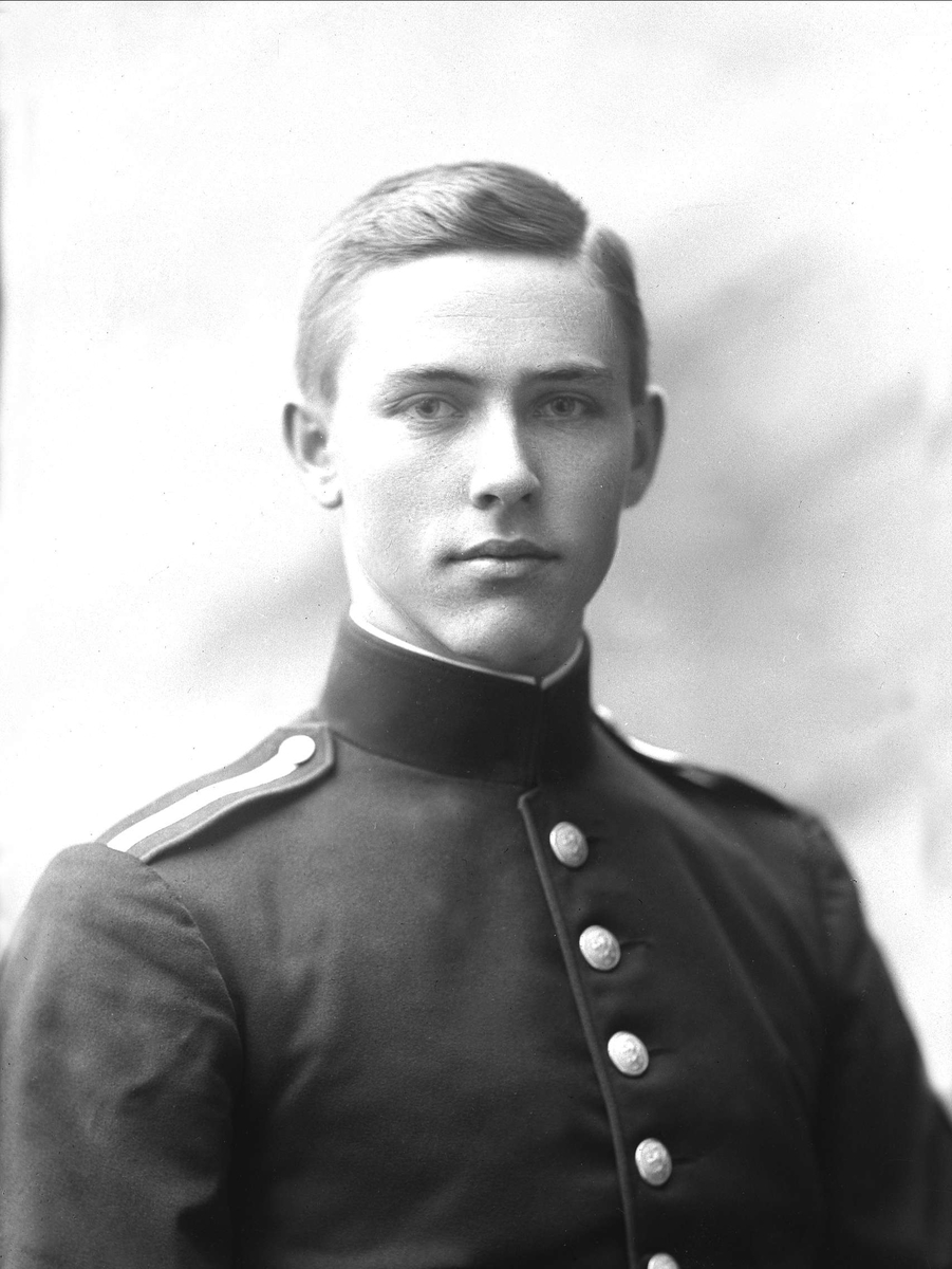 Gustav Borgen, Portrett, mann i kadettuniform.