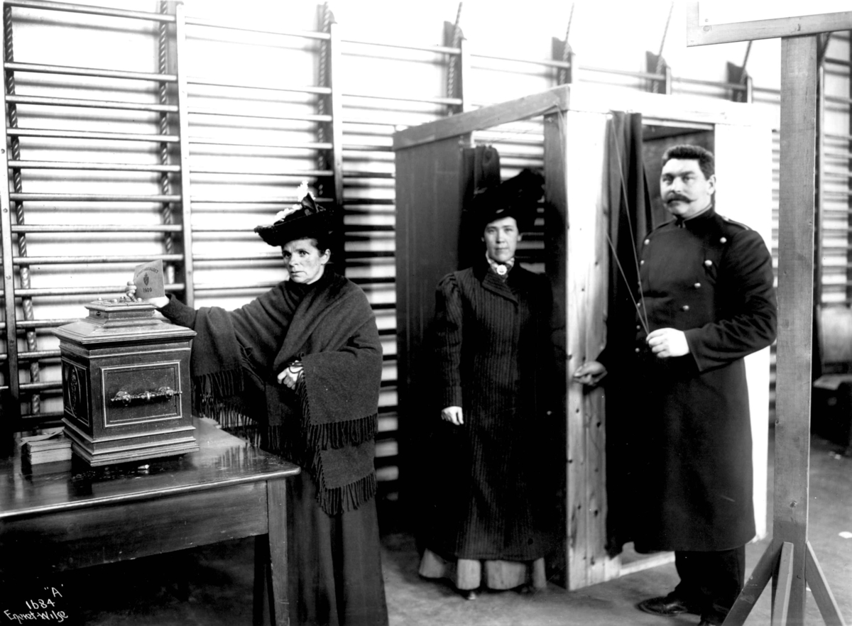 Anders Beer Wilse, Stortingsvalg, muligens Drammen, Buskerud, 1909. Ved dette valget kunne kvinner fra borgerskapet og middelklassen avgi stemme for første gang.